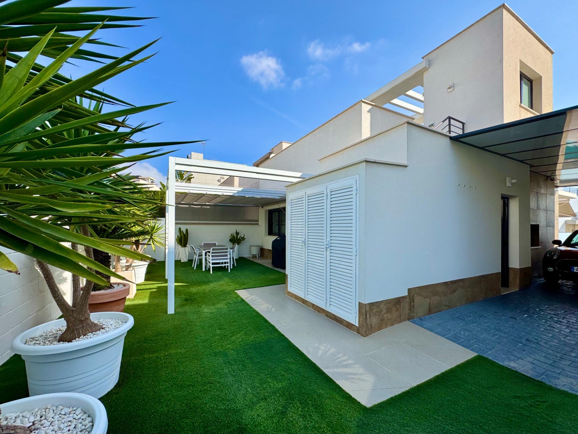 For sale - 3 Bedroom 2 Bathroom Villa in San Miguel de Salinas - Bellavista  - Alicante