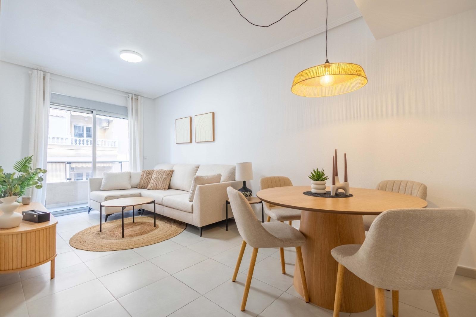 For sale - 3 Bedroom 2 Bathroom Apartment in Torrevieja - Las Calas  - Alicante