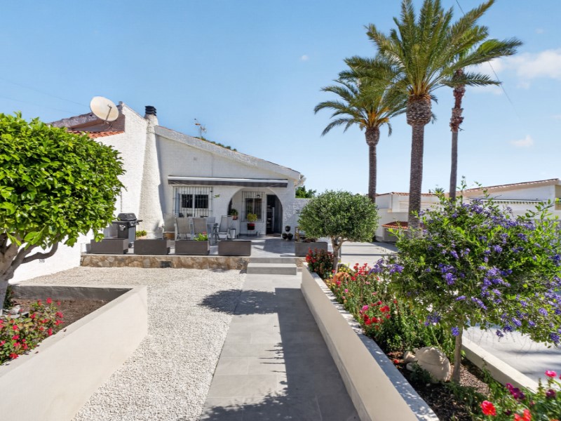 For sale - 3 Bedroom 2 Bathroom Villa in Torrevieja - Costa Blanca  - Alicante