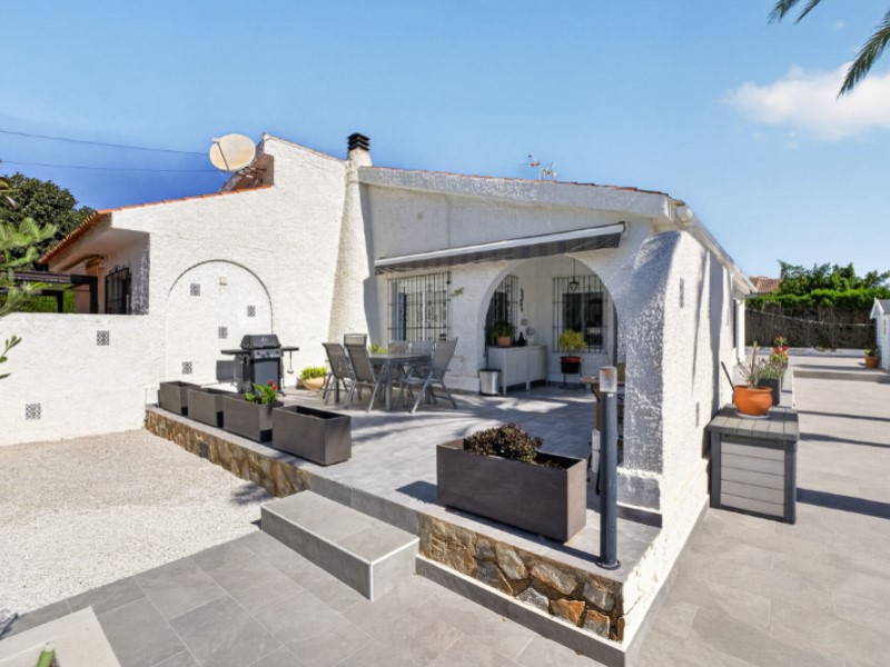 For sale - 3 Bedroom 2 Bathroom Villa in Torrevieja - Costa Blanca  - Alicante