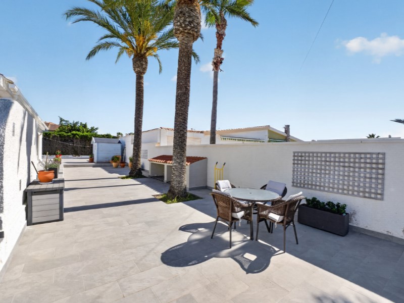 For sale - 3 Bedroom 2 Bathroom Villa in Torrevieja - Costa Blanca  - Alicante
