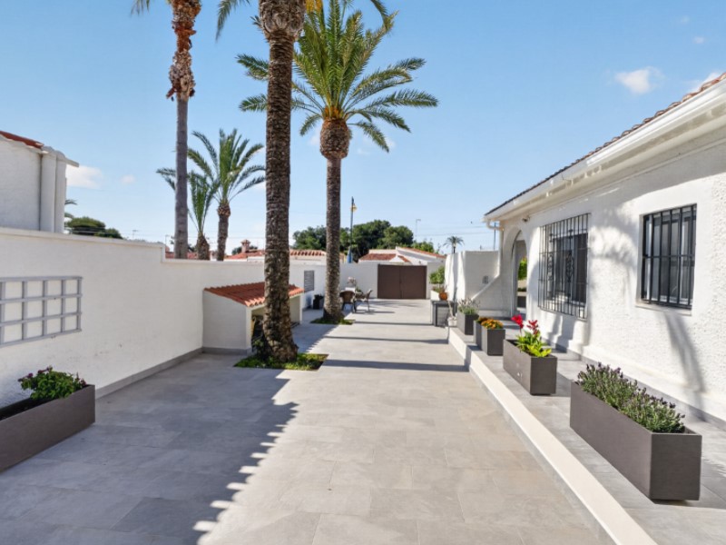 For sale - 3 Bedroom 2 Bathroom Villa in Torrevieja - Costa Blanca  - Alicante