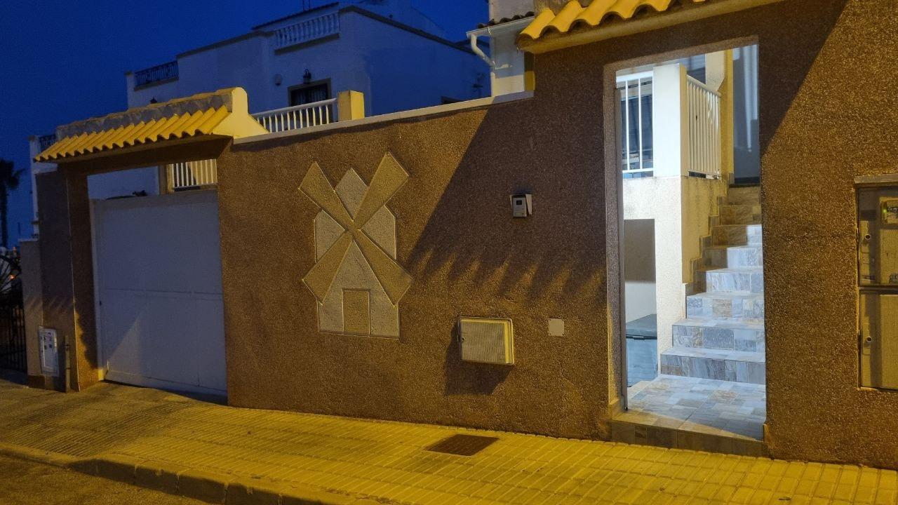 For sale - 6 Bedroom 2 Bathroom Town House in Orihuela Costa - Los Almendros-la Florida  - Alicante