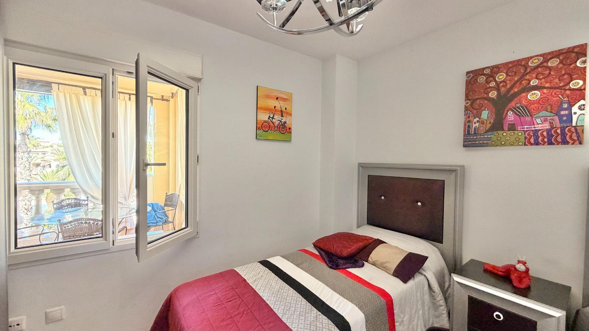 For sale - 3 Bedroom 2 Bathroom Apartment in Torrevieja - Aldea Del Mar  - Alicante