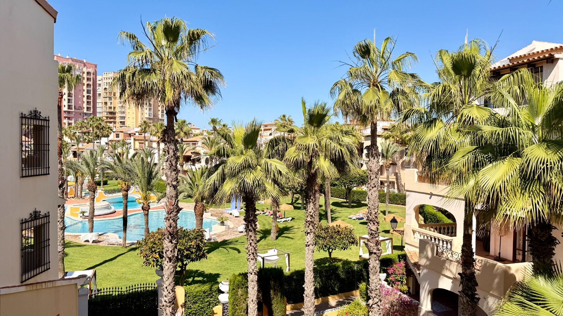 For sale - 3 Bedroom 2 Bathroom Apartment in Torrevieja - Aldea Del Mar  - Alicante