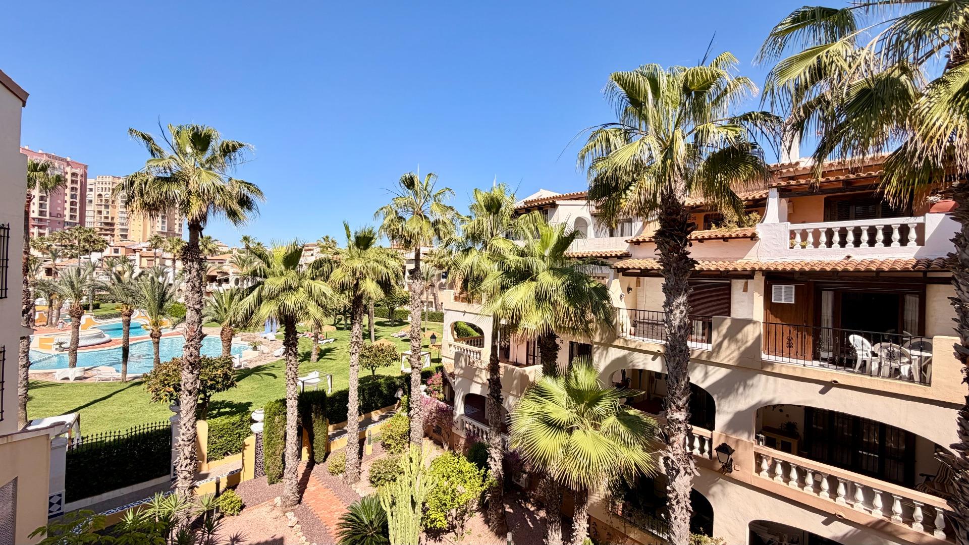 For sale - 3 Bedroom 2 Bathroom Apartment in Torrevieja - Aldea Del Mar  - Alicante