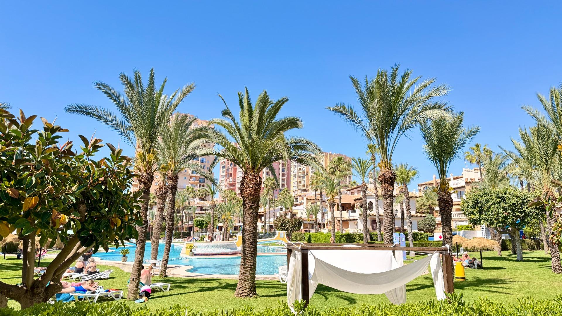 For sale - 3 Bedroom 2 Bathroom Apartment in Torrevieja - Aldea Del Mar  - Alicante
