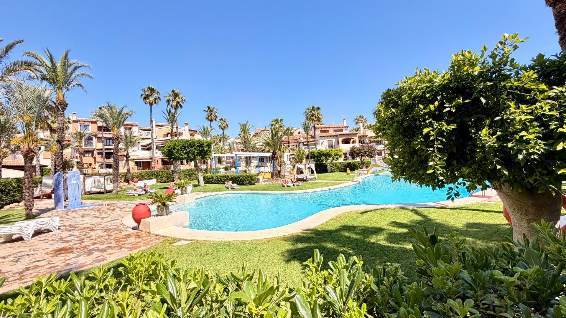 For sale - 3 Bedroom 2 Bathroom Apartment in Torrevieja - Aldea Del Mar  - Alicante