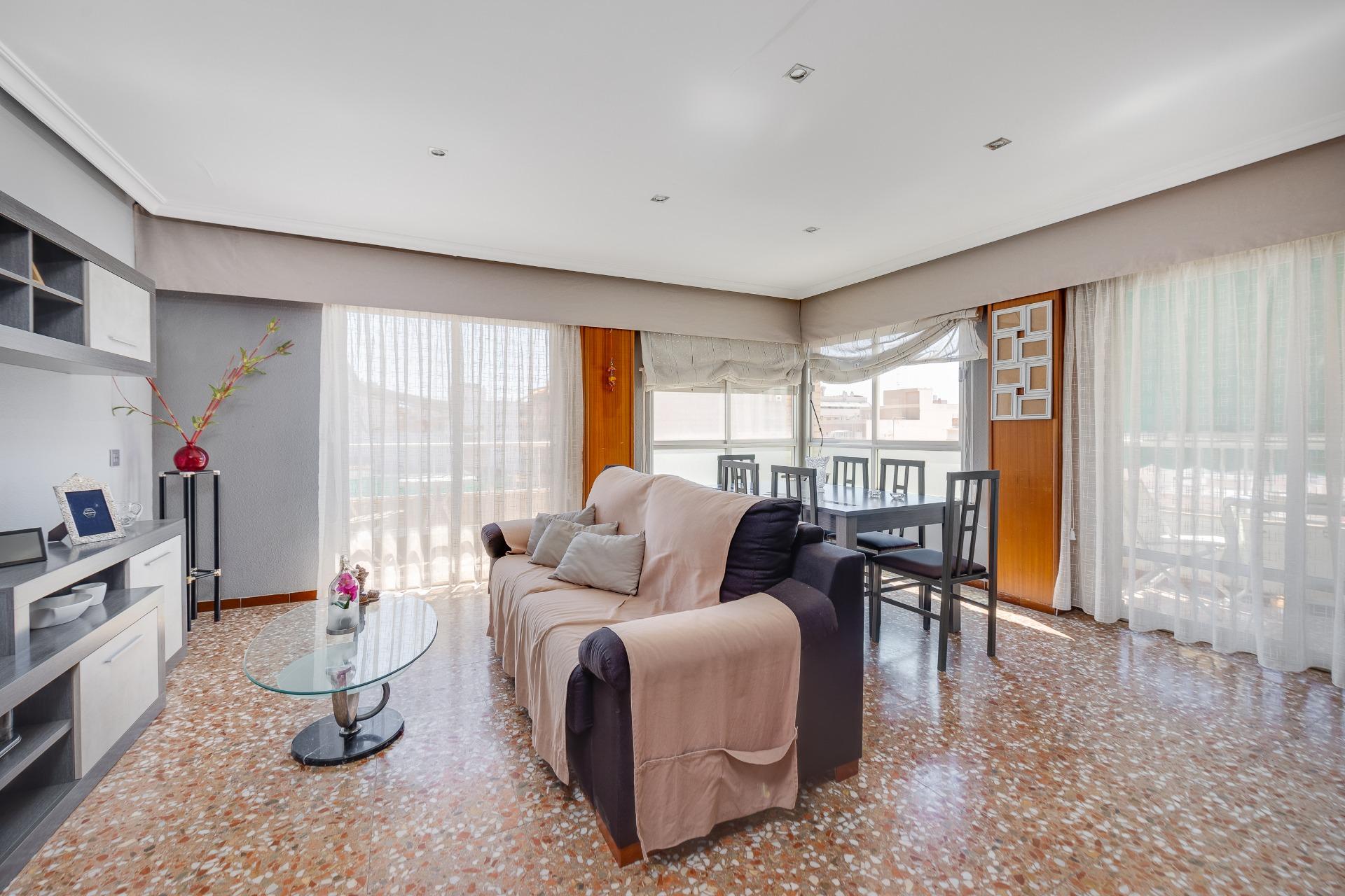 For sale - 3 Bedroom 1 Bathroom Apartment in Torrevieja - Centro  - Alicante