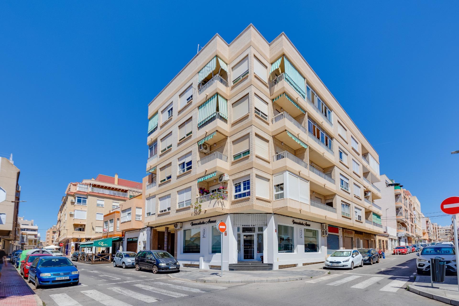 For sale - 3 Bedroom 1 Bathroom Apartment in Torrevieja - Centro  - Alicante