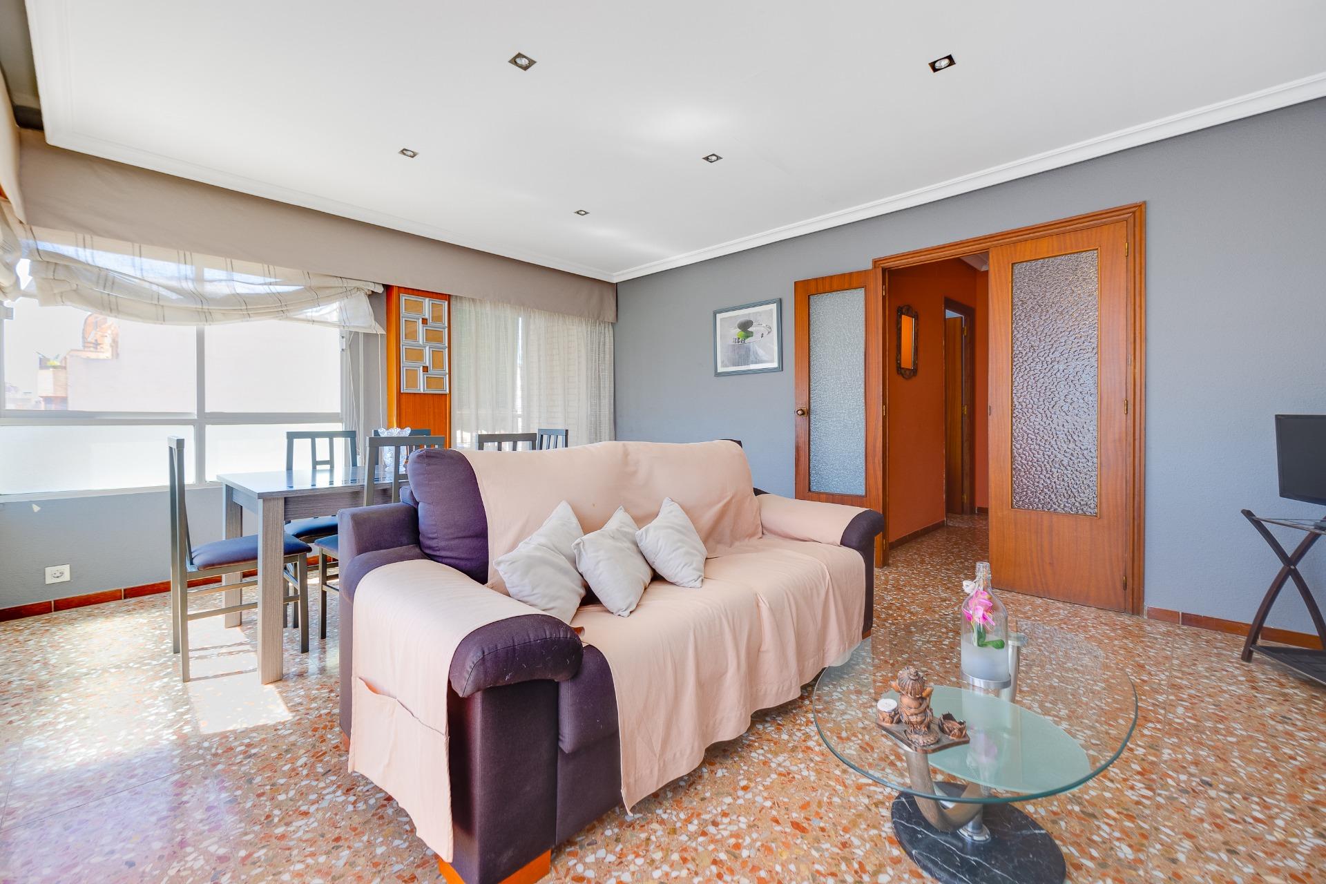For sale - 3 Bedroom 1 Bathroom Apartment in Torrevieja - Centro  - Alicante