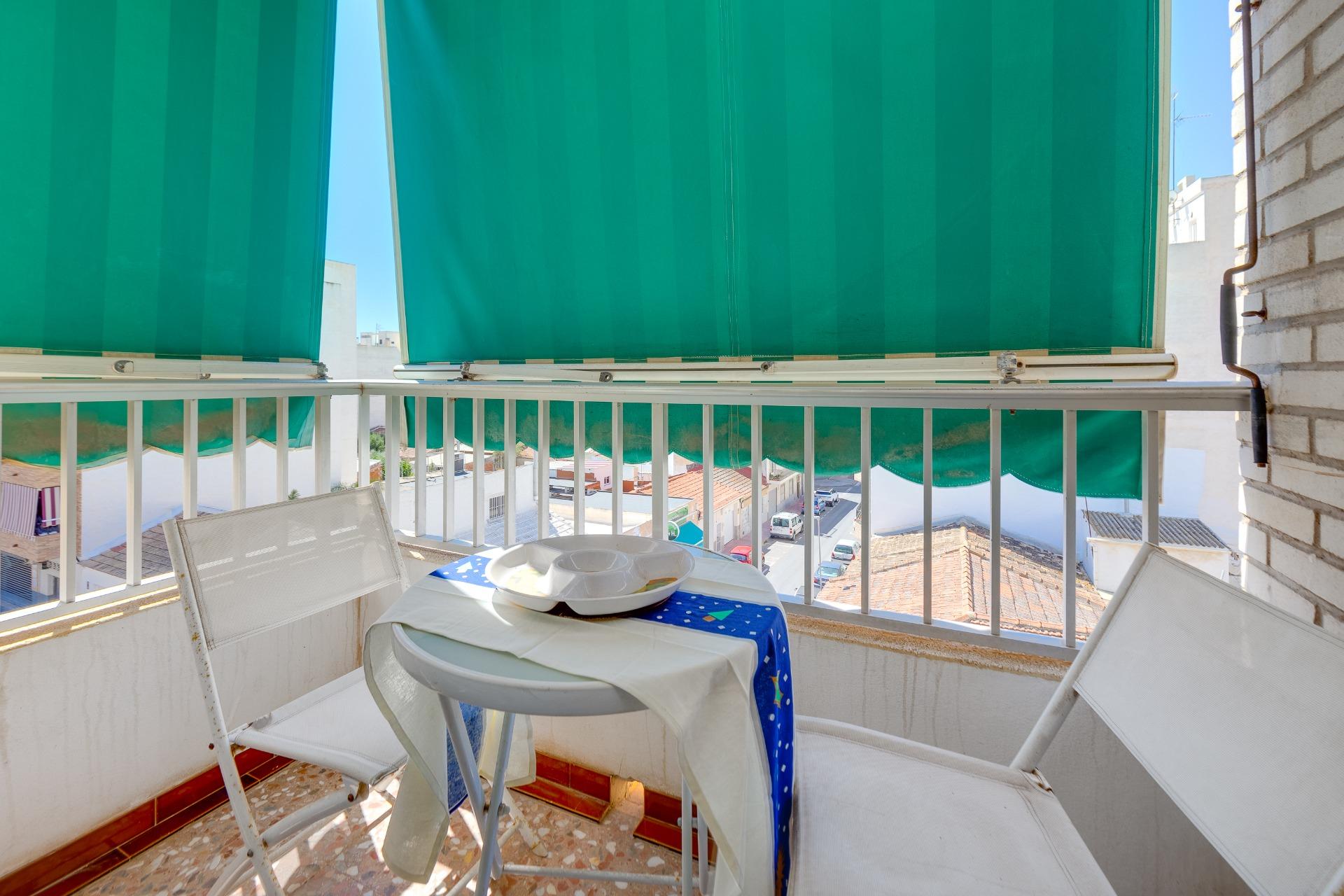 For sale - 3 Bedroom 1 Bathroom Apartment in Torrevieja - Centro  - Alicante