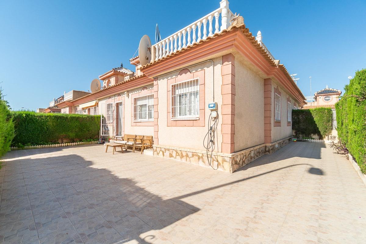 For sale - 3 Bedroom 1 Bathroom Villa in Playa Flamenca -  - Alicante