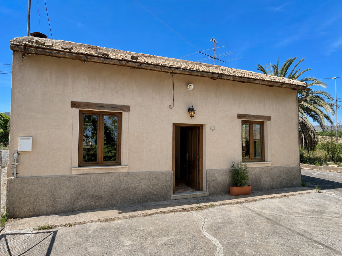 For sale - 3 Bedroom 1 Bathroom House - Detached Villa in La Romana - La Romana Centro  - Alicante