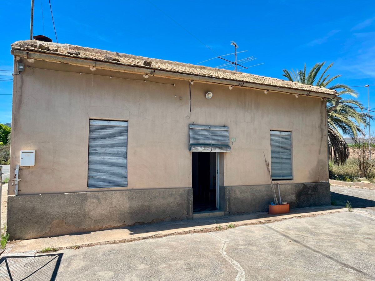 For sale - 3 Bedroom 1 Bathroom House - Detached Villa in La Romana - La Romana Centro  - Alicante