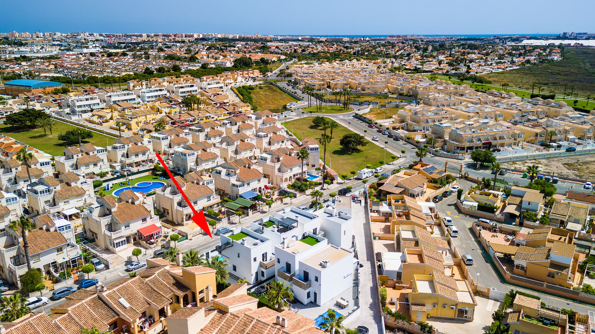 For sale - 3 Bedroom 3 Bathroom House - Detached Villa in Torrevieja - Torrevieja Centro  - Alicante