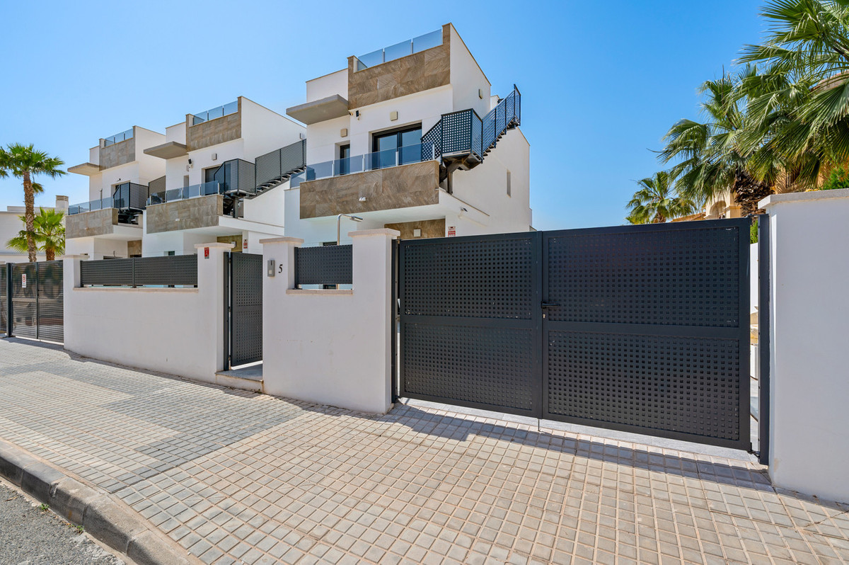 For sale - 3 Bedroom 3 Bathroom House - Detached Villa in Torrevieja - Torrevieja Centro  - Alicante