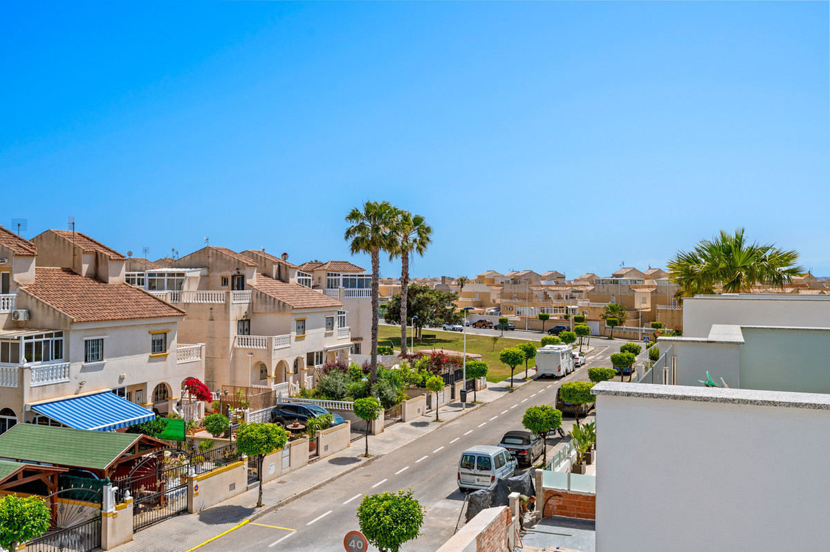 For sale - 3 Bedroom 3 Bathroom House - Detached Villa in Torrevieja - Torrevieja Centro  - Alicante