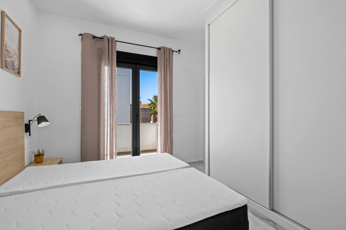 For sale - 3 Bedroom 3 Bathroom House - Detached Villa in Torrevieja - Torrevieja Centro  - Alicante