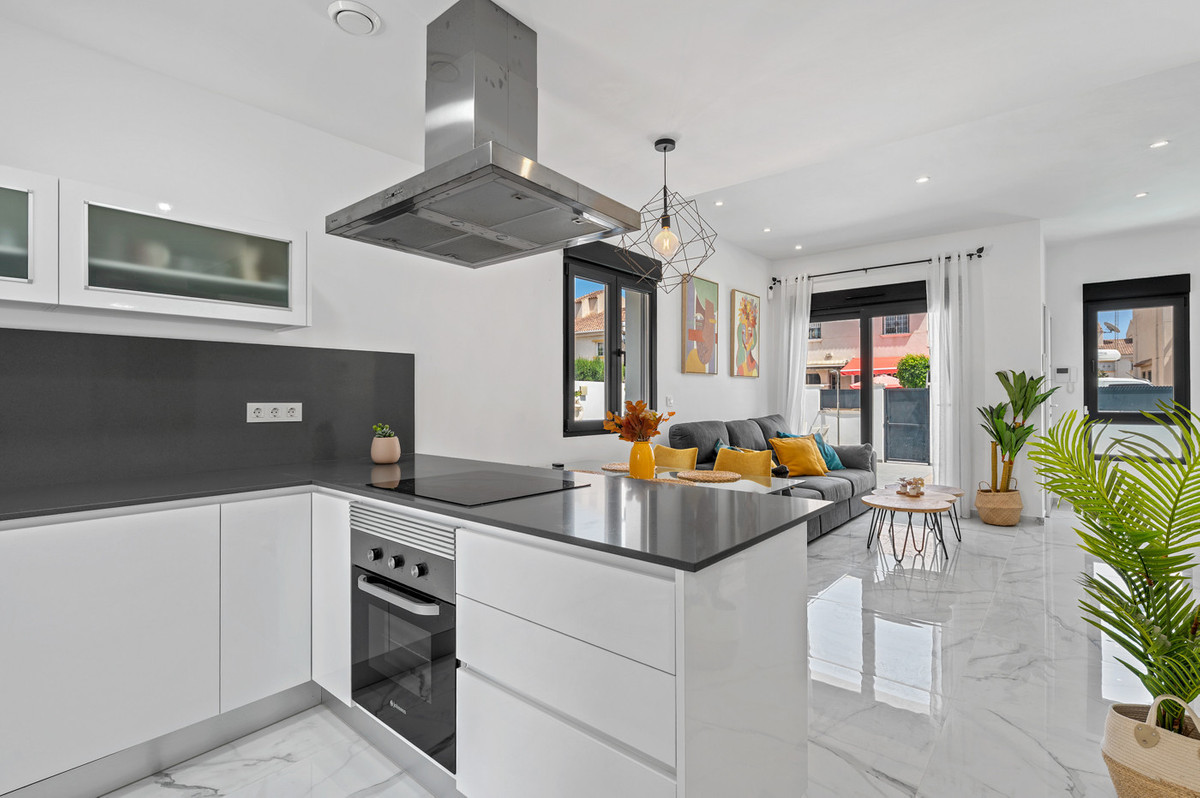 For sale - 3 Bedroom 3 Bathroom House - Detached Villa in Torrevieja - Torrevieja Centro  - Alicante