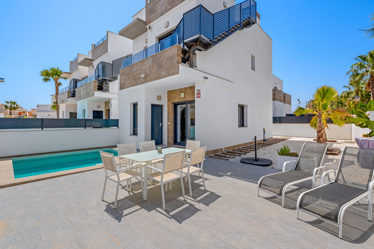 For sale - 3 Bedroom 3 Bathroom House - Detached Villa in Torrevieja - Torrevieja Centro  - Alicante