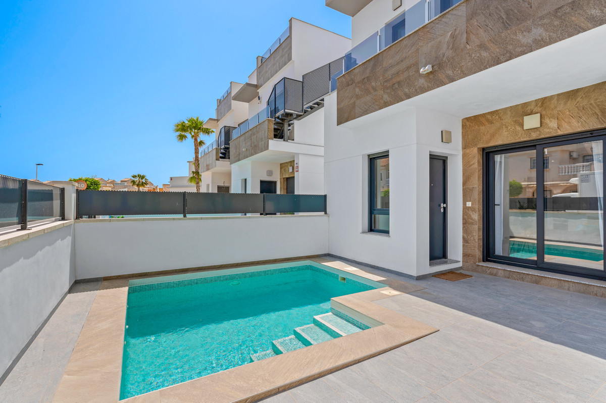 For sale - 3 Bedroom 3 Bathroom House - Detached Villa in Torrevieja - Torrevieja Centro  - Alicante