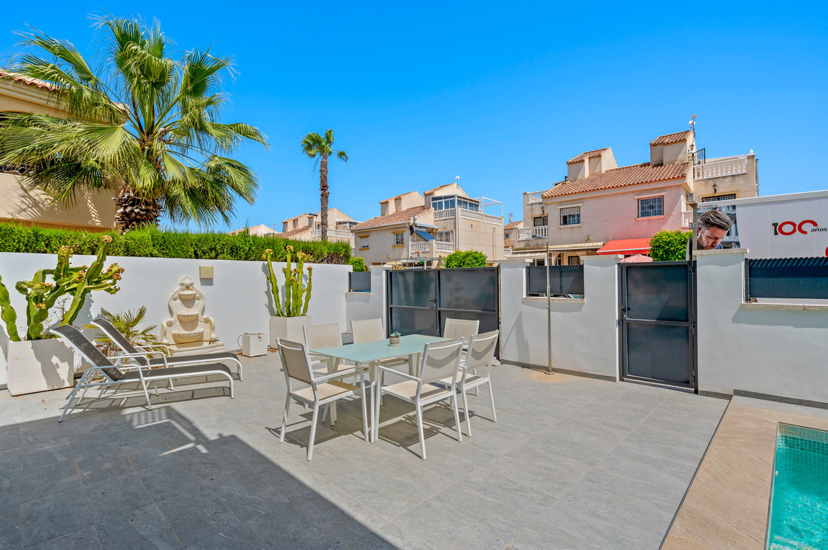 For sale - 3 Bedroom 3 Bathroom House - Detached Villa in Torrevieja - Torrevieja Centro  - Alicante