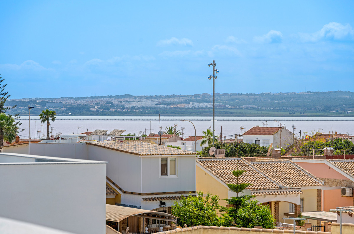 For sale - 3 Bedroom 3 Bathroom House - Detached Villa in Torrevieja - Torrevieja Centro  - Alicante