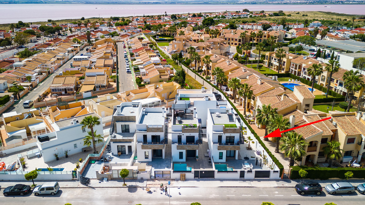 For sale - 3 Bedroom 3 Bathroom House - Detached Villa in Torrevieja - Torrevieja Centro  - Alicante