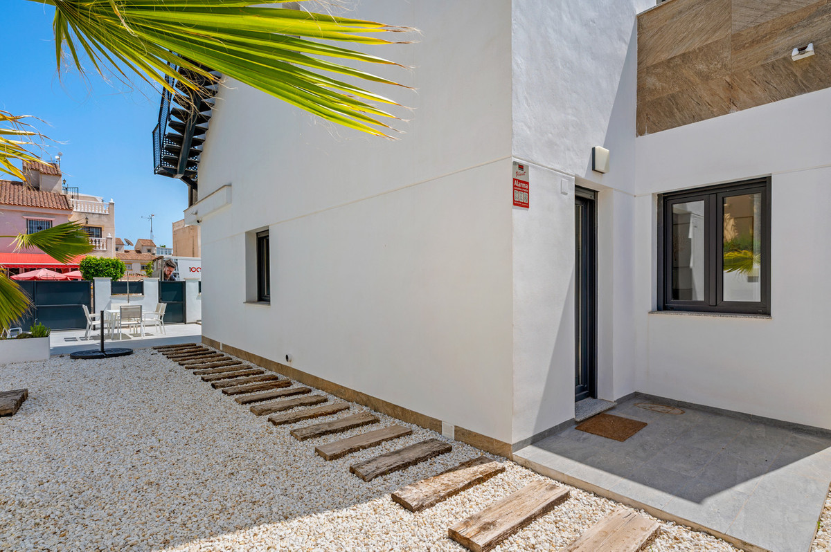 For sale - 3 Bedroom 3 Bathroom House - Detached Villa in Torrevieja - Torrevieja Centro  - Alicante