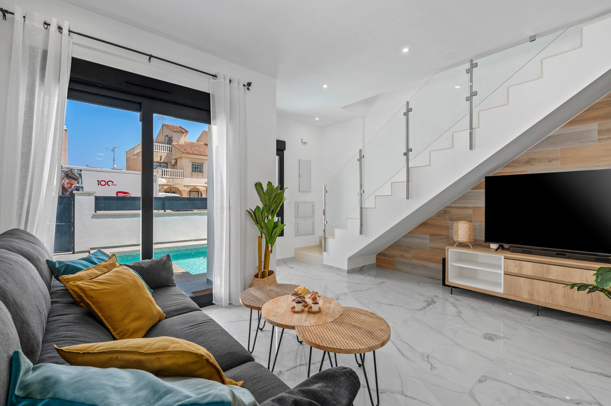 For sale - 3 Bedroom 3 Bathroom House - Detached Villa in Torrevieja - Torrevieja Centro  - Alicante