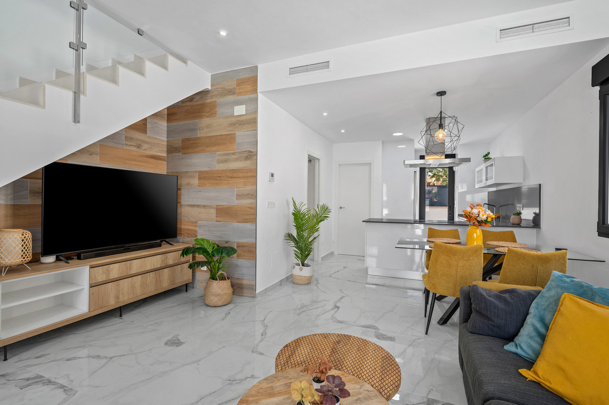 For sale - 3 Bedroom 3 Bathroom House - Detached Villa in Torrevieja - Torrevieja Centro  - Alicante