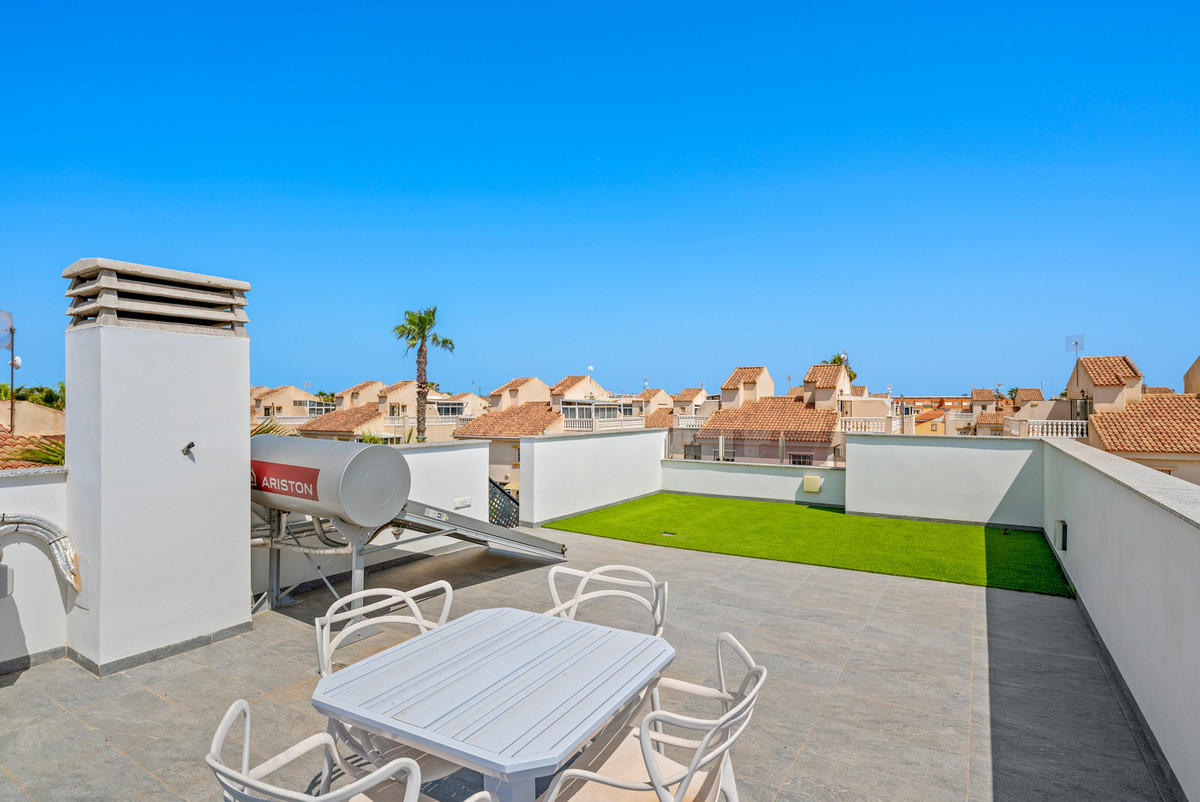 For sale - 3 Bedroom 3 Bathroom House - Detached Villa in Torrevieja - Torrevieja Centro  - Alicante