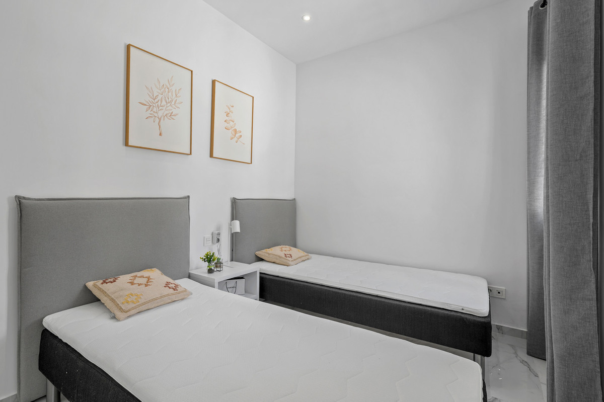 For sale - 3 Bedroom 3 Bathroom House - Detached Villa in Torrevieja - Torrevieja Centro  - Alicante