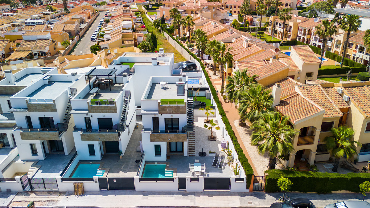 For sale - 3 Bedroom 3 Bathroom House - Detached Villa in Torrevieja - Torrevieja Centro  - Alicante