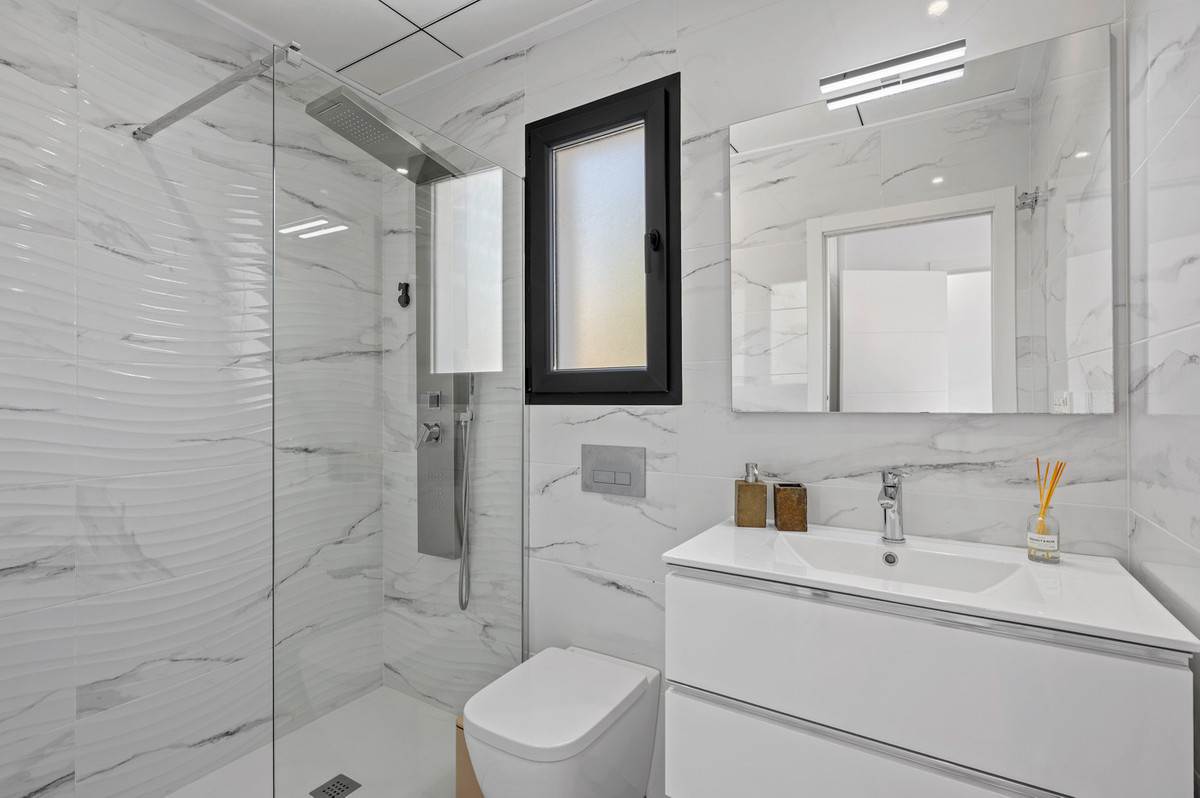 For sale - 3 Bedroom 3 Bathroom House - Detached Villa in Torrevieja - Torrevieja Centro  - Alicante