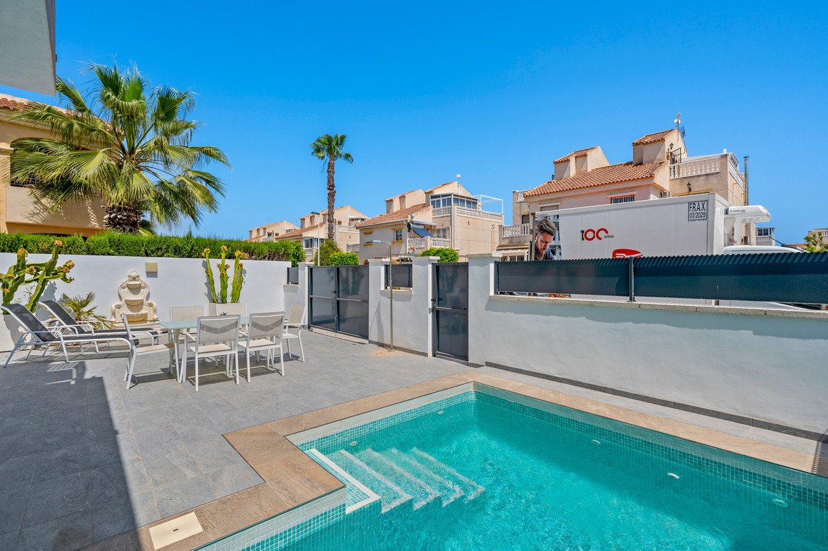 For sale - 3 Bedroom 3 Bathroom House - Detached Villa in Torrevieja - Torrevieja Centro  - Alicante