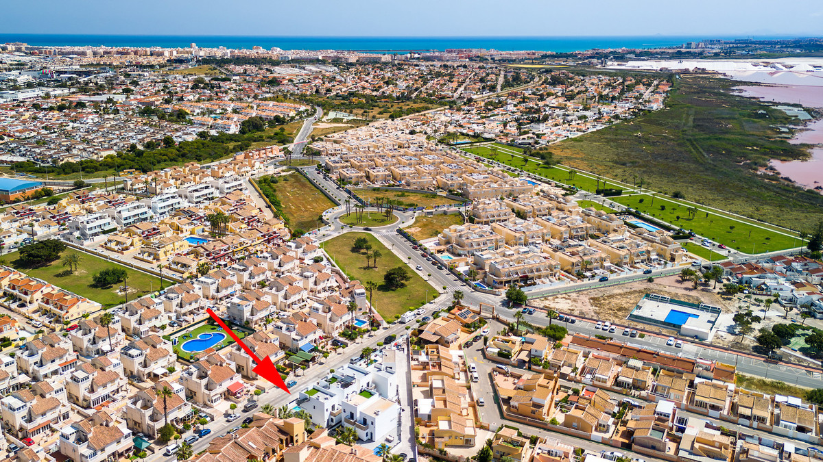 For sale - 3 Bedroom 3 Bathroom House - Detached Villa in Torrevieja - Torrevieja Centro  - Alicante