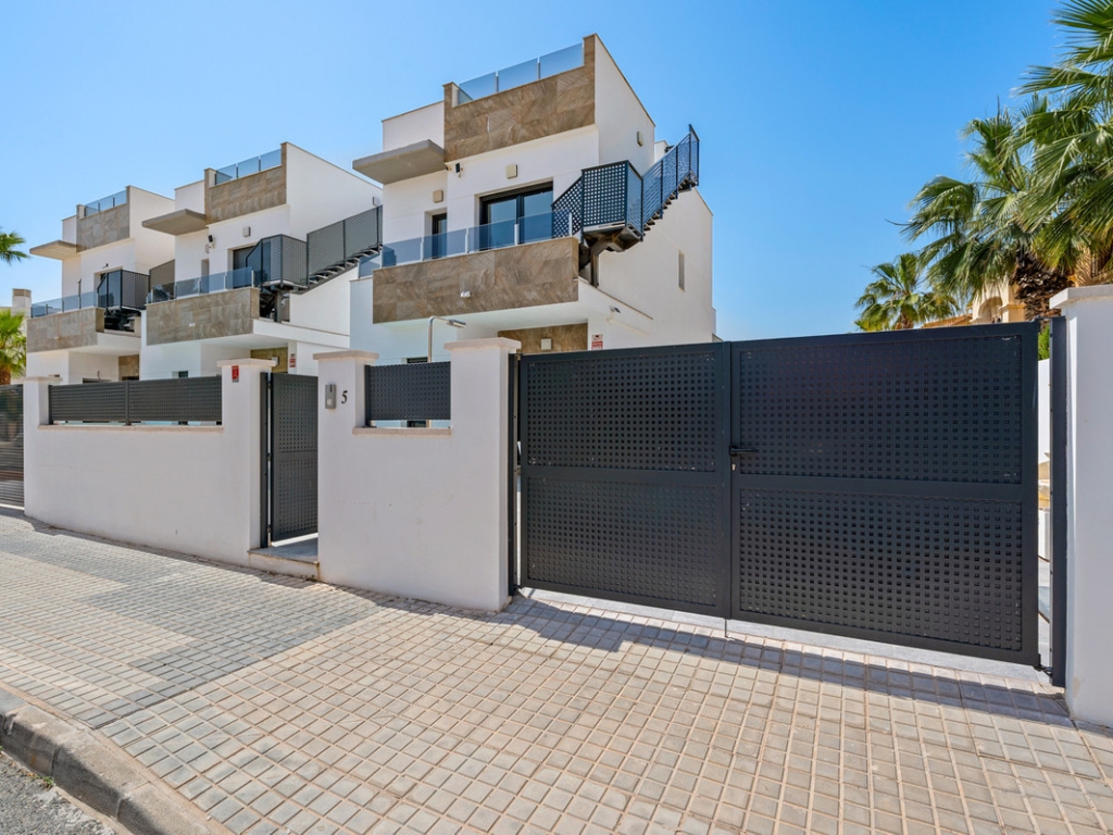 3 Bedroom 3 Bathroom House - Detached Villa in Torrevieja