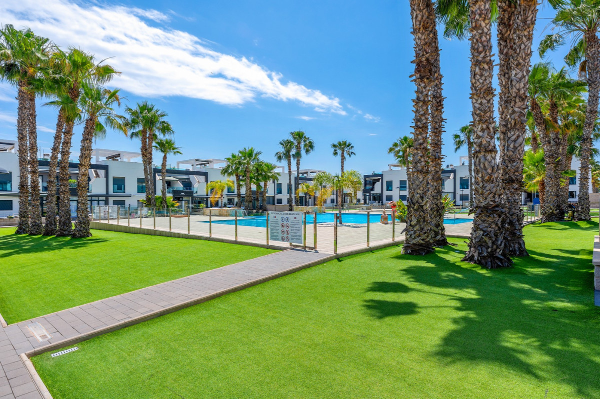 For sale - 2 Bedroom 2 Bathroom Apartment - Ground Floor Apartment in Orihuela - La Zenia  - Alicante