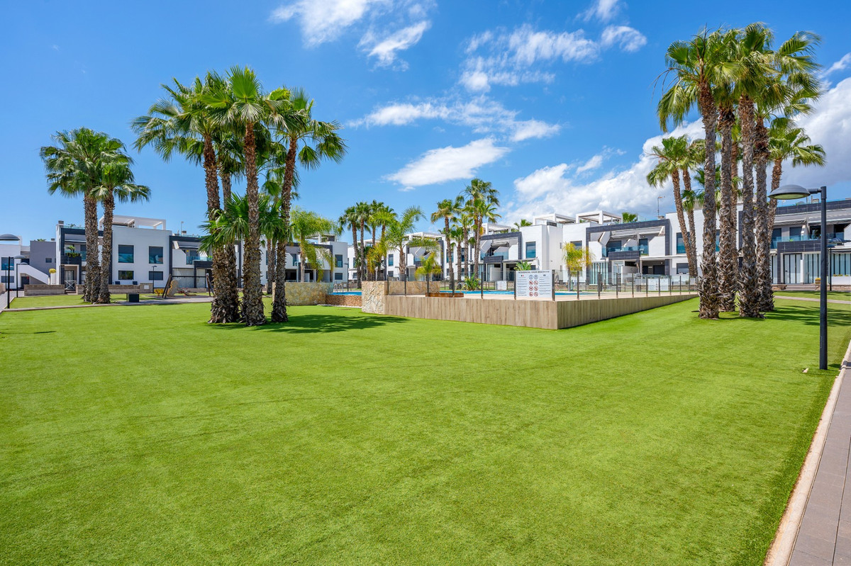 For sale - 2 Bedroom 2 Bathroom Apartment - Ground Floor Apartment in Orihuela - La Zenia  - Alicante