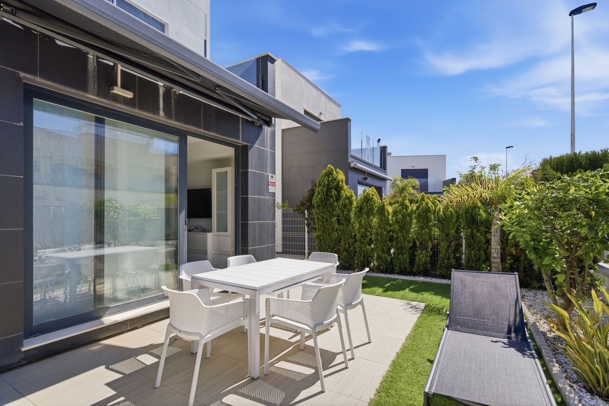 For sale - 3 Bedroom 2 Bathroom Modern Detached Villa in Punta Prima  - Punta Prima  - Alicante