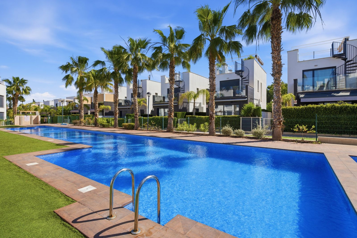 For sale - 3 Bedroom 2 Bathroom Modern Detached Villa in Punta Prima  - Punta Prima  - Alicante