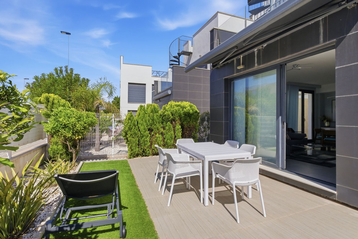 For sale - 3 Bedroom 2 Bathroom Modern Detached Villa in Punta Prima  - Punta Prima  - Alicante