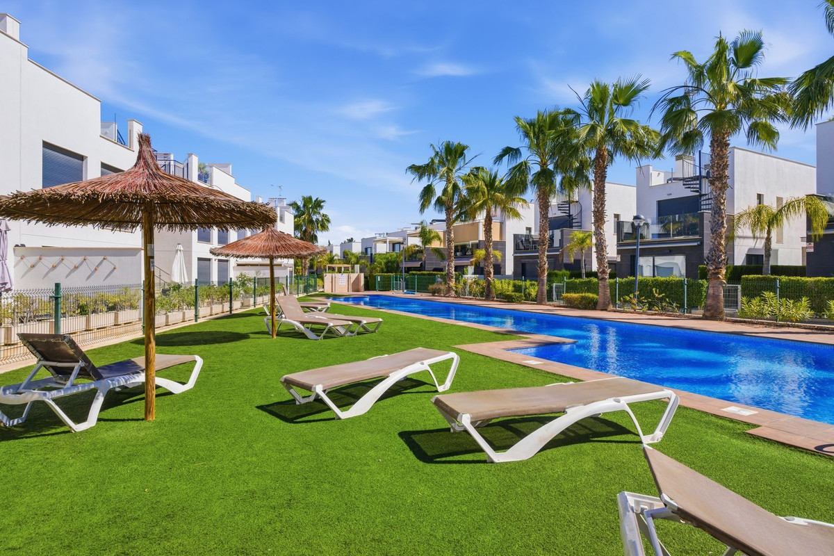 For sale - 3 Bedroom 2 Bathroom Modern Detached Villa in Punta Prima  - Punta Prima  - Alicante