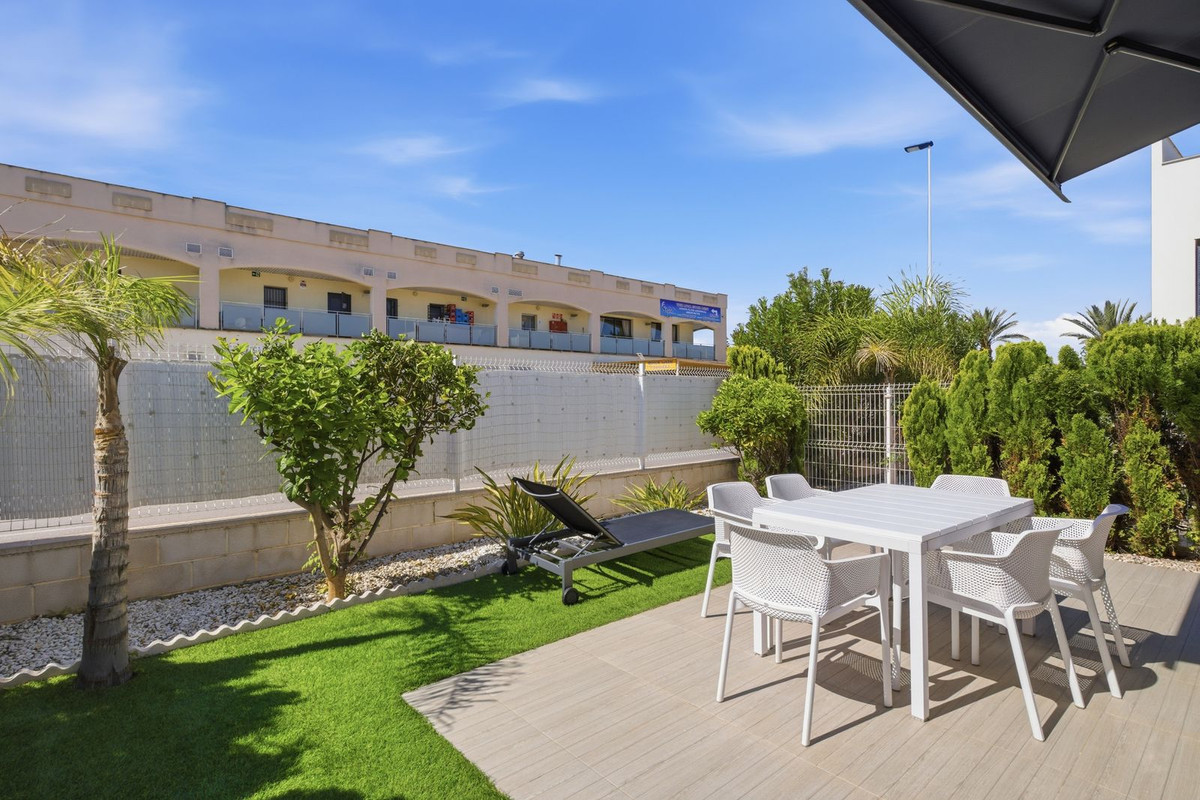 For sale - 3 Bedroom 2 Bathroom Modern Detached Villa in Punta Prima  - Punta Prima  - Alicante