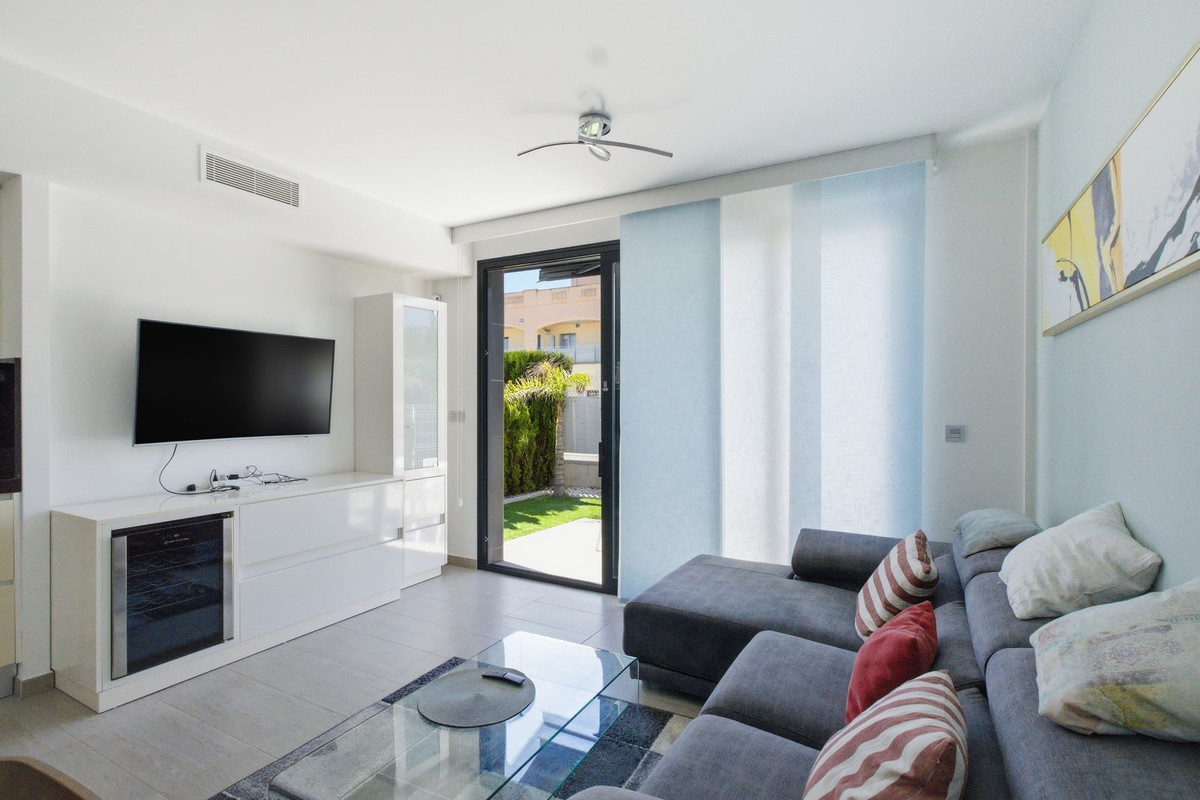 For sale - 3 Bedroom 2 Bathroom Modern Detached Villa in Punta Prima  - Punta Prima  - Alicante
