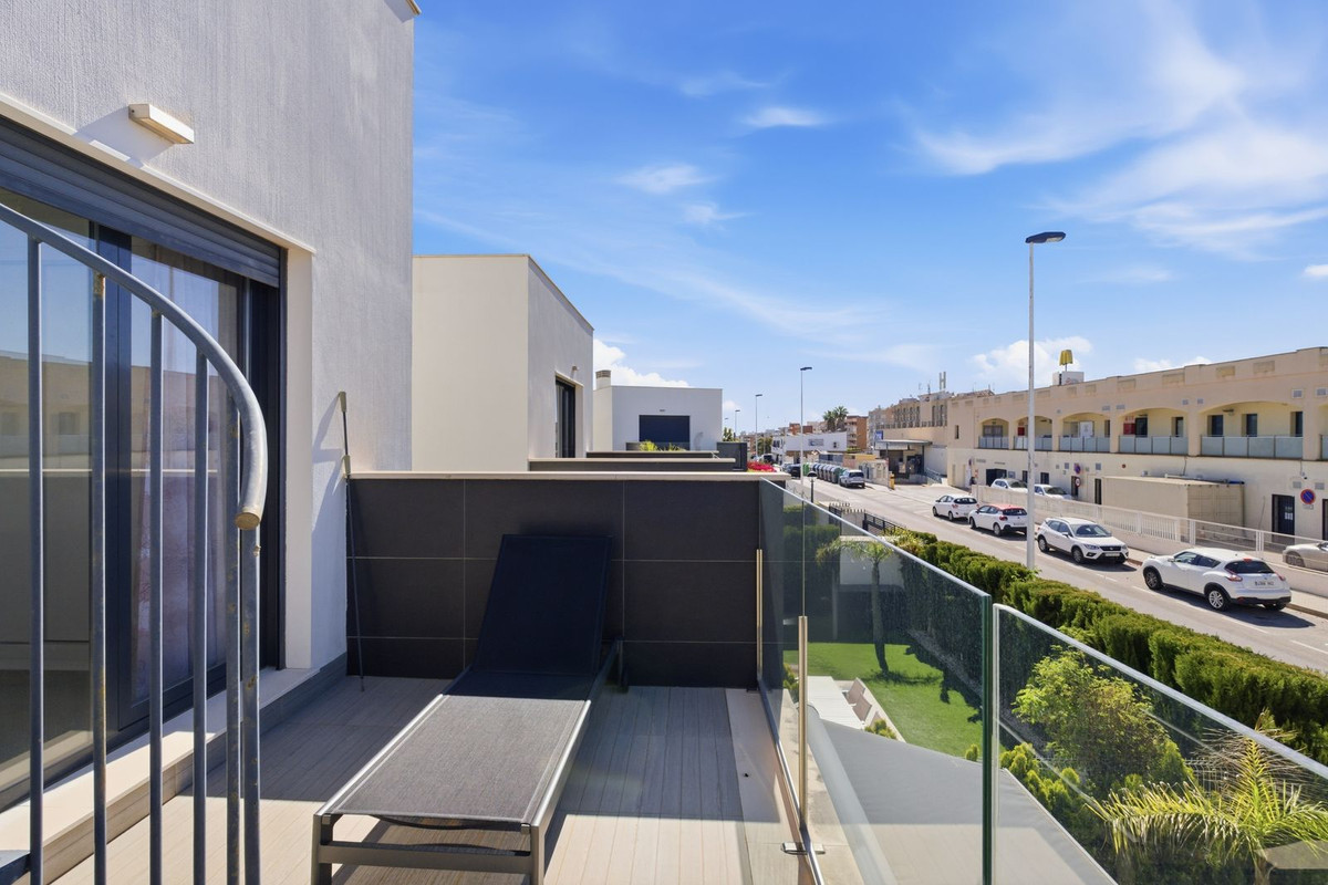 For sale - 3 Bedroom 2 Bathroom Modern Detached Villa in Punta Prima  - Punta Prima  - Alicante