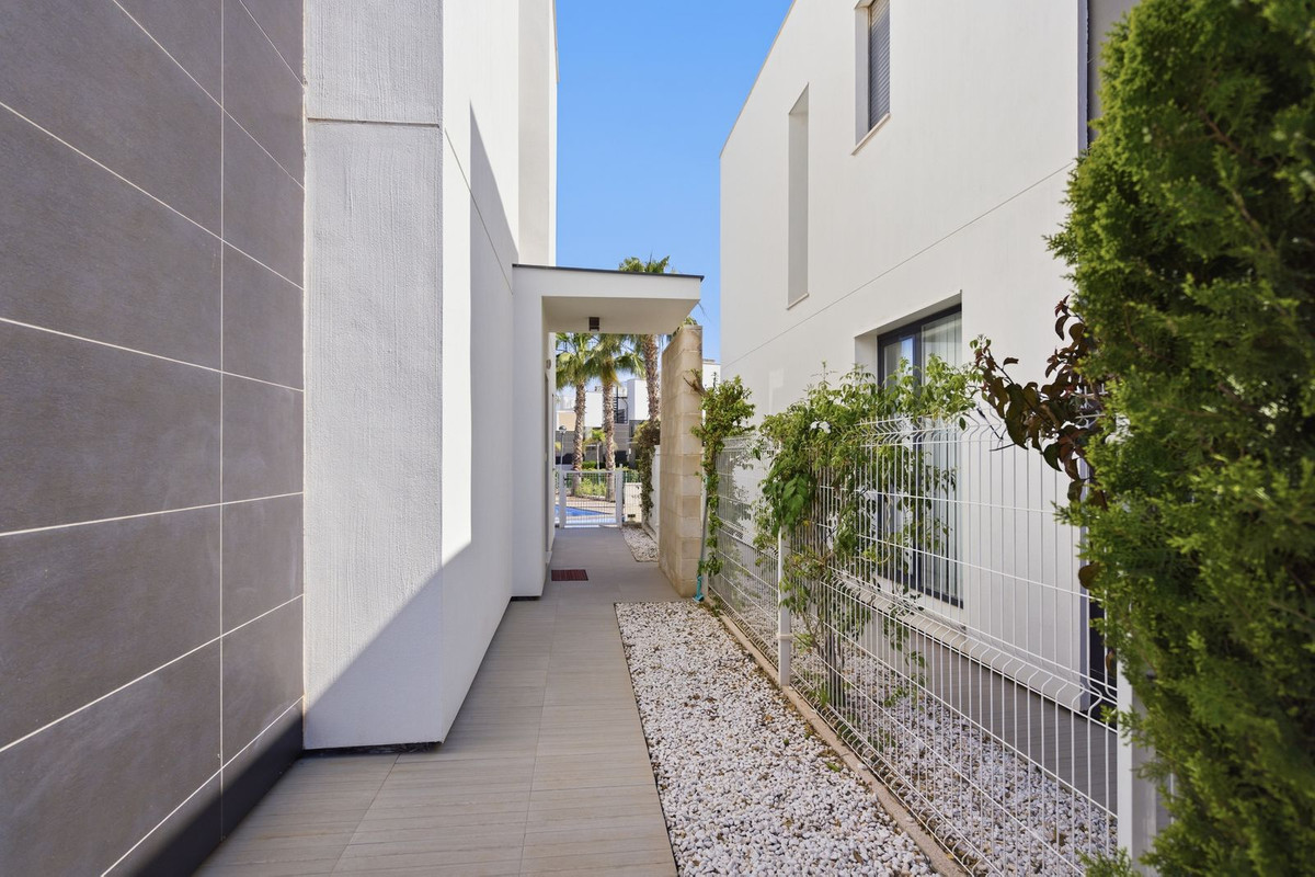 For sale - 3 Bedroom 2 Bathroom Modern Detached Villa in Punta Prima  - Punta Prima  - Alicante