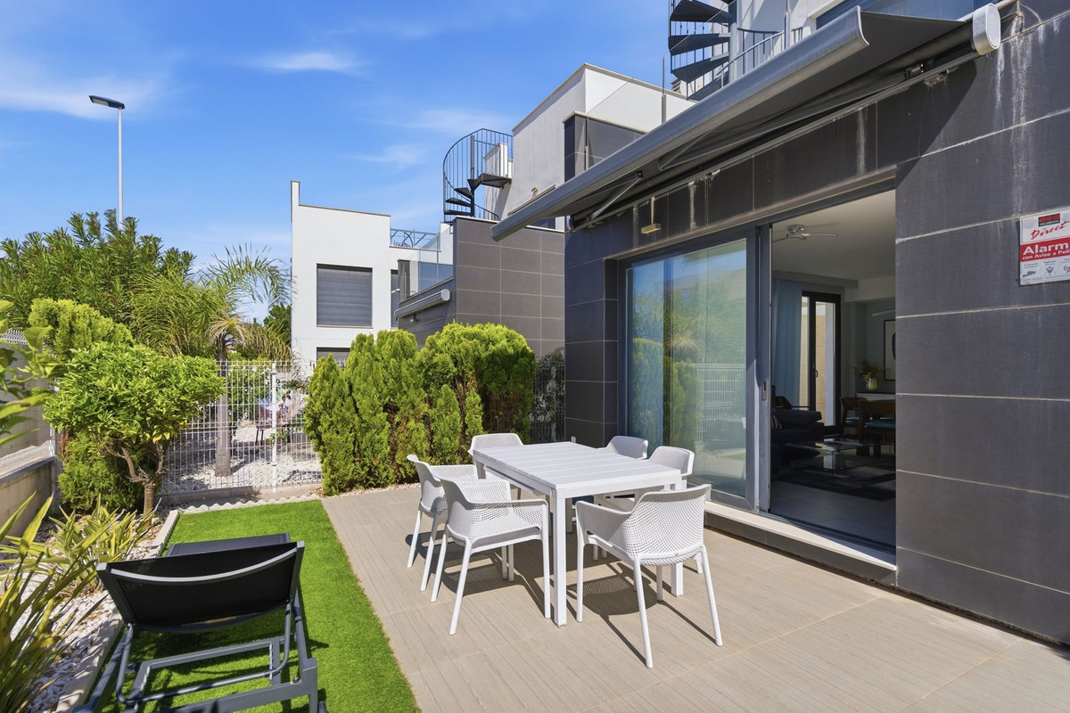 For sale - 3 Bedroom 2 Bathroom Modern Detached Villa in Punta Prima  - Punta Prima  - Alicante